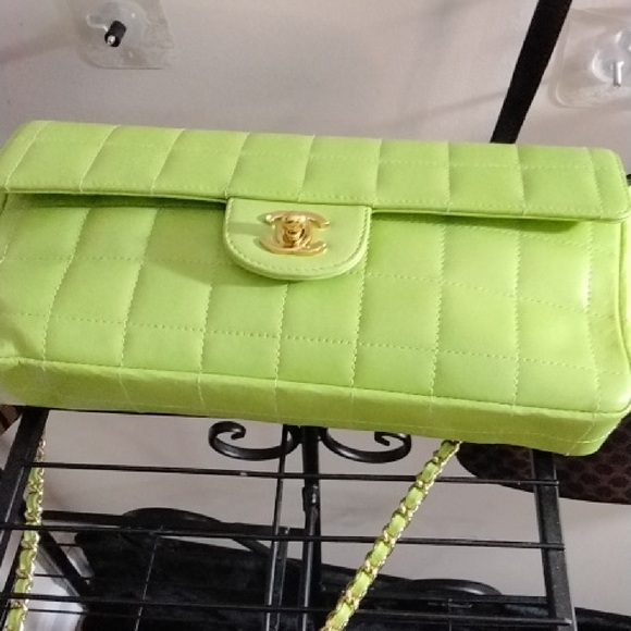 CHANEL Green Quilted Shoulder Bag with Gold CC Closure - Picture 1 of 1